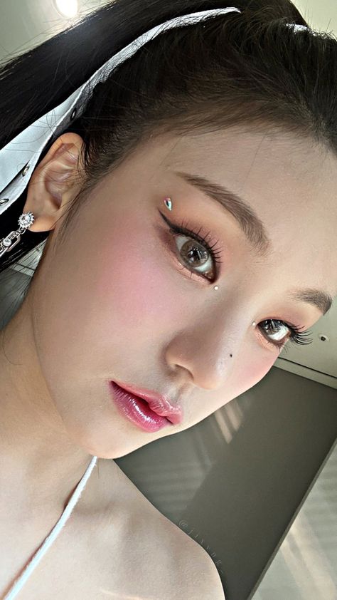 Yeji Makeup, Cat Face Makeup, Kpop Makeup, Face Makeup Tutorial, Hwang Yeji, Make Up Inspo, Kids Makeup, Cat Face, Aesthetic Makeup