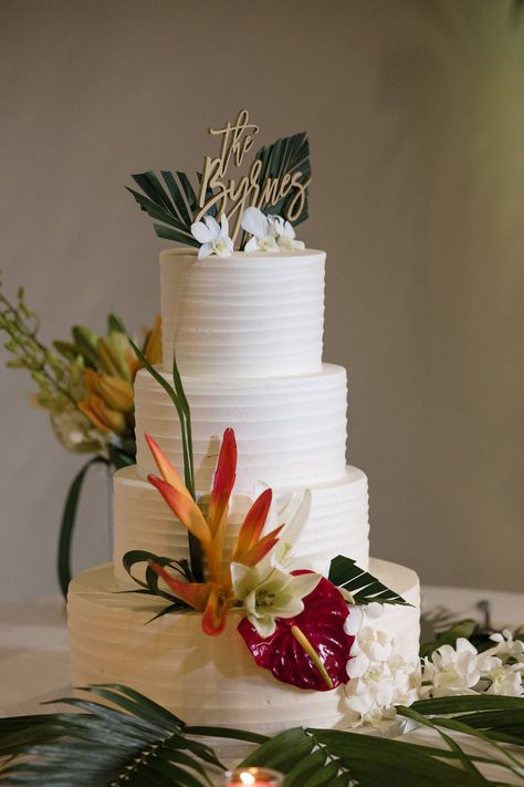 Simple white wedding cake with tropical touches Wedding Cake Designs Tropical, One Tier Tropical Wedding Cake, 3 Tier Tropical Wedding Cake, Luau Wedding Cake, Tropical Wedding Cake Designs, Tropical Chic Wedding Cake, Hawaiian Wedding Cake Design, Tropical Theme Wedding Cake, Wedding Cake Tropical Flowers