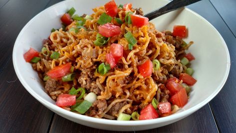 Cheeseburger Ramen, Ramen Casserole, Chicken Thights Recipes, Veggie Dinners, Noodles Recipes, Pasta Noodle Recipe, Ramen Noodle Recipes, Soup Dish, Veggie Dinner