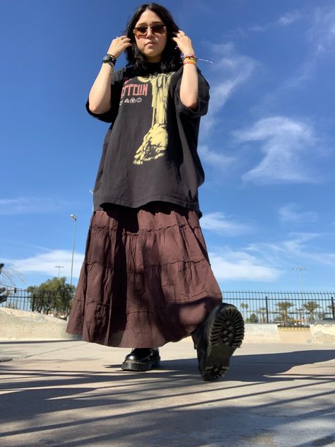 Grunge Long Skirts And Tshirts Outfit, Long Skirt With Baggy Shirt, Maxi Skirt Big Shirt, Skirt And Baggy Shirt, Long Skirt Baggy Shirt, Long Skirt Grunge Outfits, Grunge Long Skirt, Long Skirt Grunge, Brown Maxi Skirt Outfit