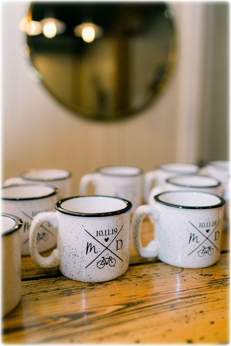 Coffee Souvenir Wedding, Wedding Favors For Principal Sponsors, Wedding Souvenirs Diy, Rustic Forest Wedding, Winter Favors, Outdoorsy Wedding, Coffee Wedding Favors, Cup Favors Wedding, Day Camping