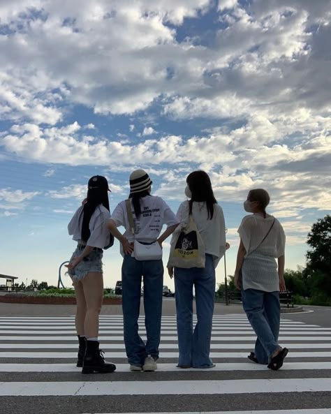 Group Picture Poses, Friendship Photography, Korean Best Friends, Friends Moments, Bff Photoshoot Poses, Friend Poses Photography, Best Friends Aesthetic, Stylish Photo Pose, Saved Pins