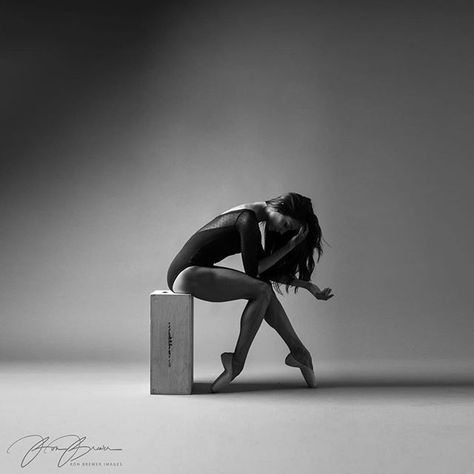 Edgy Dance Photography, Artistic Dance Photography, Dance Poses For Pictures Photo Shoots, Back Photo Pose, Contemporary Dance Photography Poses, Dance Hip Hop, Dance Photoshoot, Dance Competitions, Ballet Dance Photography