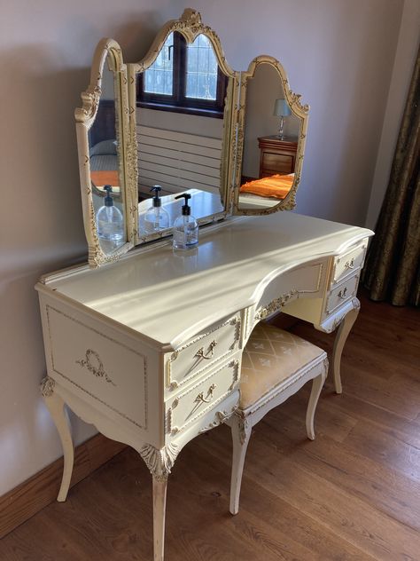 Old Hollywood Vanity Aesthetic, Antique Vanity Bedroom, Antique Makeup Vanity, Vintage Makeup Vanity, Antique Makeup Vanities, Vintage Makeup Vanities, Classic Bedroom Decor, Vanity Table Vintage, Old Fashioned House