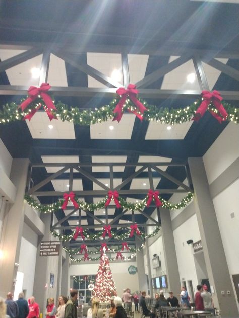 Pavilion Christmas Decor, Christmas Conference Room Decorations, Store Christmas Decorations Retail, Christmas Business Decorations, Christmas Celling Decoration Diy, Christmas Vaulted Ceiling, Christmas Decor Ideas Event, Decorating Restaurant For Christmas, Christmas Decor Large Space