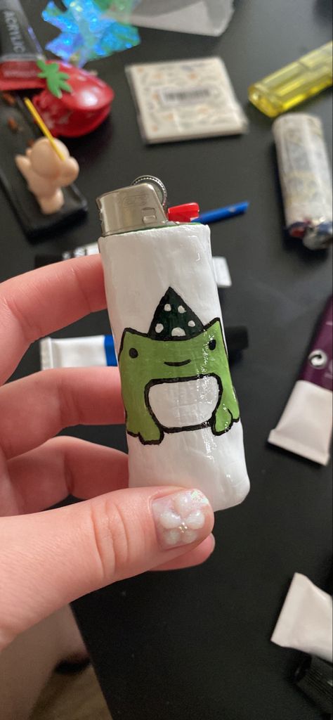 Frog Lighter, Custom Lighters, Cool Lighters, Diy Crafts Jewelry, Edgy Outfits, Diy Clay, Clay Art, Clay Crafts, Art Inspo