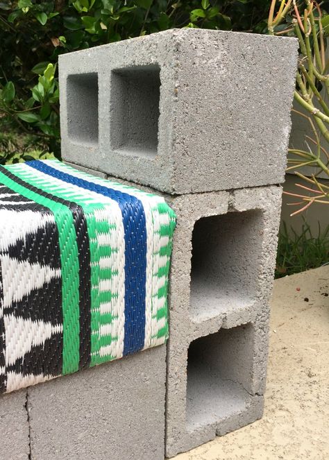 Triple stacked cinderblocks to form arm rests for DIY bench. Backyard Sitting Areas, Warm Decor, Diy Bench, Bench Designs, Outside Living, Upcycle Recycle, Concrete Blocks, Glass Blocks, Upcycled Crafts