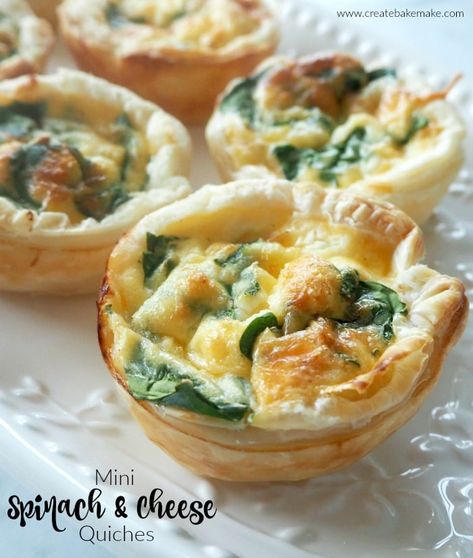 Mini Spinach and Cheese Quiche Recipe - with three types of cheese included, these Spinach Quiches are the best! Sleeve Meals, Spinach And Cheese Quiche, Picnic Tips, Vegetarian Lunchbox, Cheese Quiche Recipe, Mini Quiche Recipes, Pie Making, Spinach Cheese, Company Dinner