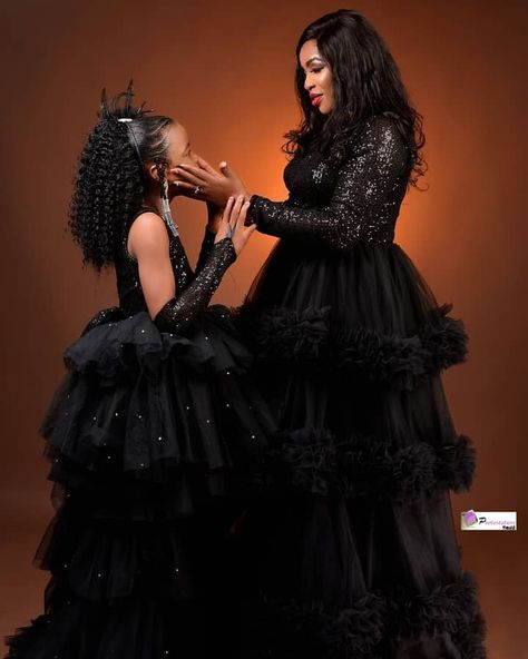 Mother Daughter Costumes, Mother Daughter Photography Poses, Motherhood Photoshoot, 55 Birthday, Mommy Daughter Dresses, Mother Daughter Poses, Photography Concepts, Daughter Fashion, Mother Daughter Photoshoot