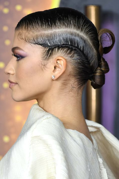 Zendaya in Rick Owens at the "Dune" London Premiere - Tom + Lorenzo Dune Hairstyle, Zendaya Dune Premiere, Dune Makeup, Sand Elemental, Zendaya Hairstyles, Zendaya Dune, Movie Premiere Red Carpet, Zendaya Hair, Film Character