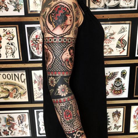 Interviews And Tattoos on Instagram: “@joe_tartarotti 👌👏👏👏” Boomerang Tattoo, Tatouage Haida, American Traditional Sleeve, Tato Tradisional, Mangas Tattoo, Tattoos Pinterest, Traditional Sleeve, Girls With Sleeve Tattoos, Tattoo Old School