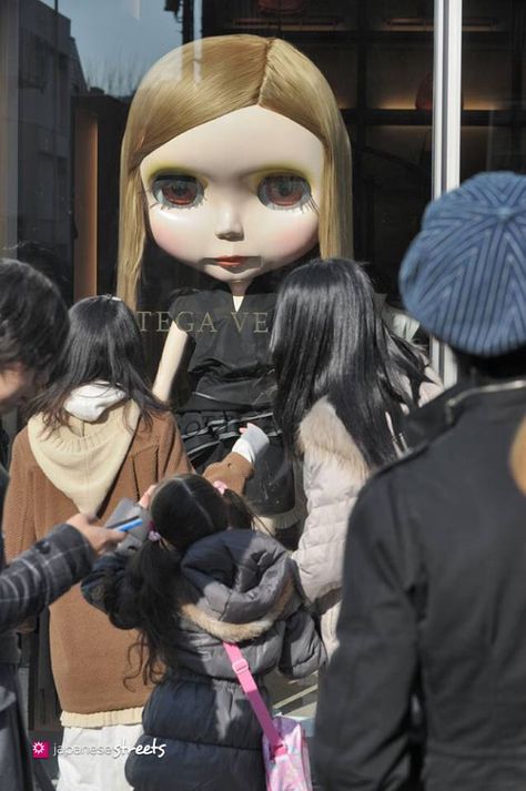 Giant doll in japan *-* Giant Doll, Odd Things, Blythe Dolls, Halloween Face, Doll House, Face Makeup, Halloween Face Makeup, Dolls, Japan