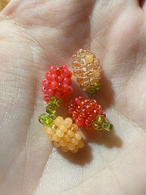 Beaded Fruit Jewelry, Seed Bead Charms, Beaded Berries, Beaded Berry, Beaded Fruit, Pearls Diy, Beading Jewelery, Bead Sewing, Diy Bracelets Patterns