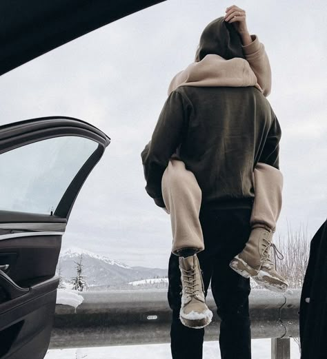 Couple Travel Photos Winter, Indoor Winter Couple Photoshoot, Cute Couple Pics Winter, Winter Photoshoot Ideas For Couples, Roadtrip Pictures, Couple Winter Photoshoot, Canada Photoshoot, Winter Couple Aesthetic, Winter Proposal Ideas