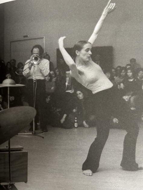 Pina Bausch dancing jazz, 1973 Back On 74, Modern Dance Aesthetic, Jazz Dance Aesthetic, Jazz Choreography, Dance Expression, Contemporary Dancing, Photo Danse, Dancing Photos, New York Dance