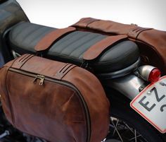 Oaks & Phoenix Motorcycle Bags Moto Scrambler, Bike Leathers, Bike Equipment, Мотоциклы Cafe Racers, Motorcycle Saddlebags, Cafe Racing, Moto Vintage, Bmw Cafe Racer, Motorcycle Bag