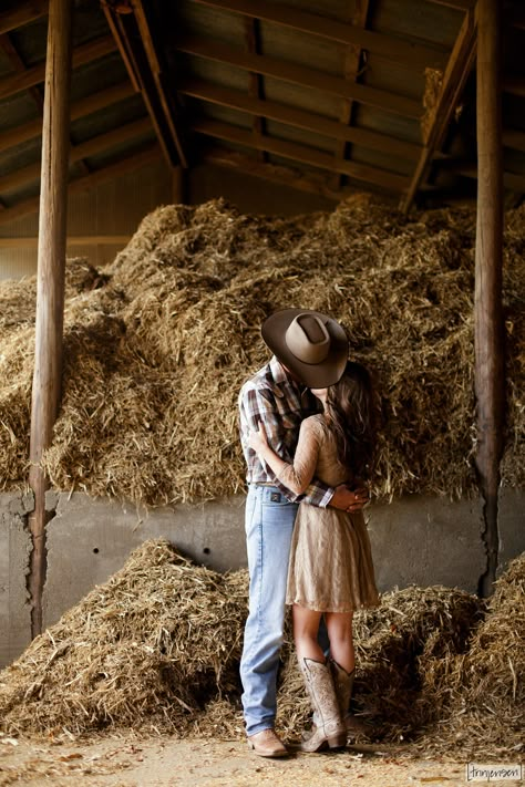 Flower Farm Photoshoot, Prom Pictures Couples Black, Farm Photoshoot, Country Couple Pictures, Prom Pictures Couples, Cute Country Couples, Pictures Couples, Photoshoot Couple, Country Couples