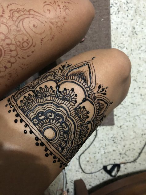 Henna Male, Henna Thigh Designs, Henna On Leg, Leg Henna Designs Simple, Thigh Henna Tattoo, Henna Thigh Tattoo, Full Body Henna, Henna Leg, Henna Leg Tattoo