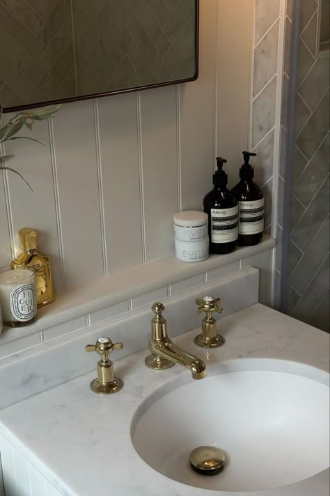 Discover the perfect blend of modern aesthetics and timeless tradition in a bathroom adorned with exquisite brassware from JTP. Every detail exudes sophistication, transforming your daily routine into a luxurious indulgence. 📸: Finnerz Home Modern Cottage Bathroom, Ignoring People, Classic Bathrooms, American Bathroom, Home Bathroom Decor, Traditional Bathrooms, Interior Design Bathroom, Bathroom Paint, Bathroom Paint Colors