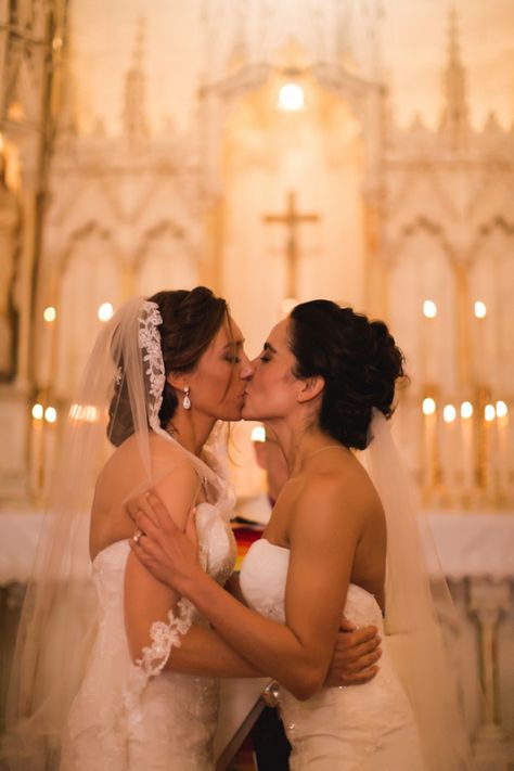 Lesbian Wedding 👰👰 Lesbian Wedding 📷 Photography 📸 Photo Ideas 💡 #LesbianWeddingIdeas #RomanticWeddingIdeas #RomanticEngagementIdeas 👧🧡👧 Lesbian Wedding Photography, Wlw Wedding, Woman Loving Woman, Two Brides, Love Quotes Photos, Lgbtq Wedding, Speed Dating, Lesbian Wedding, Girls In Love