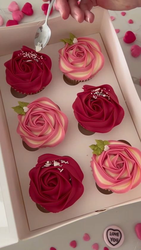 Valentine S Day Cupcakes, Cupcake Presentation Ideas, Pink Dessert Aesthetic, Pink Flowers Cupcakes, Cute Cupcakes Aesthetic Pink, Cupcakes With Roses On Top, Valentine’s Day Cupcakes Aesthetic, Pretty Pink Cupcakes Birthdays, Rose Food