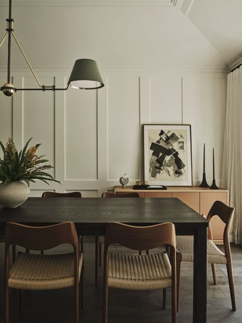 Classic Vintage Interior Design, Wide Dining Chairs, Dining Room Design Black Table, Neutral Dining Room Ideas, Wall Behind Dining Table, Black And Brown Dining Room, Cozy Dining Room Aesthetic, Square Dining Table Decor, Square Dinning Table