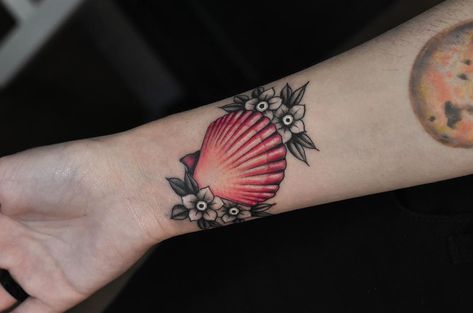 Neo Traditional Shell Tattoo, Seashell Tattoo Color, Traditional Seashell Tattoo, Tropical Tattoos, Seashell Tattoo, Chandelier Tattoo, Nautical Tattoos, Ocean Sleeve, Tropical Tattoo