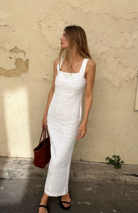 Column Dress Casual, Beige Linen Outfit, Linen Maxi Dress Outfit, Linen Skirt And Top Set, New York City Summer Outfits, Casual Simple Dress, Vietnam Outfits, Fancy Dinner Outfit, City Summer Outfits