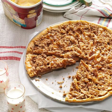 Apple Crisp Pizza, Apple Dessert Pizza, Apple Crisp Pie, Apple Pizza, Dessert Pizza Recipes, Pizza Roll, Coconut Dessert, Apple Dessert, Brownie Desserts