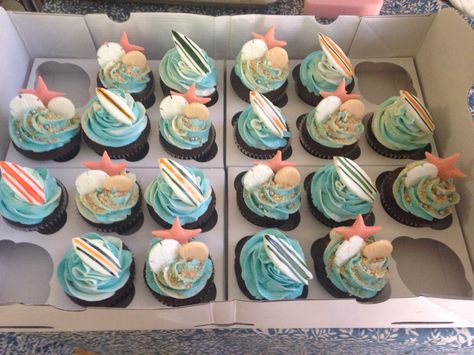 Fondant surfboard and seashell toppers for cupcakes. For Hawaii themed party. Surf Party Desserts, Surfer Cupcakes, Surf Theme Food Ideas, Surf Cupcakes, Surfboard Cupcakes, Baby On Board Cupcakes, Surf Cupcake Toppers, Fondant Seashells, Seashell Cupcakes