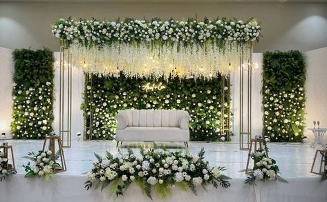 Simple Wedding Stage, Weddings Decorations Elegant Romantic, Engagement Backdrop, Engagement Stage, Engagement Stage Decoration, Maggam Blouses, Reception Stage Decor, Simple Stage Decorations, Wedding Stage Backdrop