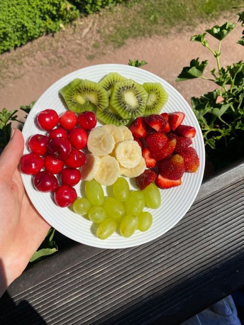 Who doesn’t love fruit plates? Healthy Summer Snacks, Fruit Plates, Summer Snacks, T Love, Fruit Plate, Healthy Summer, Summer Fruit, Fruit Salad, Food Hacks