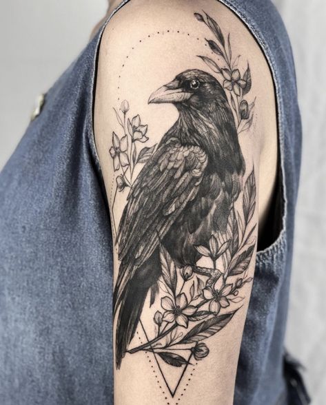 Black Crow Tattoos, Rabe Tattoo, Gotik Tattoo, Crow Tattoo Design, Vogel Tattoo, Hawk Tattoo, Crow Tattoo, Witch Tattoo, Bicep Tattoo