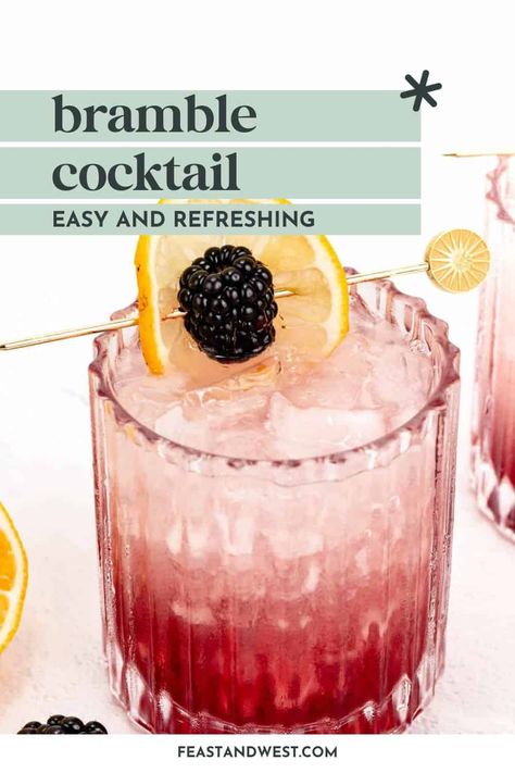 Make the Bramble cocktail, a 1980s classic! With gin, lemon and blackberry flavors, it's a delicious drink perfect for spring and summer. Gin Bramble, Bramble Cocktail, Gin Lemon, Classic Cocktail Recipes, Gin Cocktail, Easy Drinks, Easy Cocktails, Gin Cocktails, Bramble