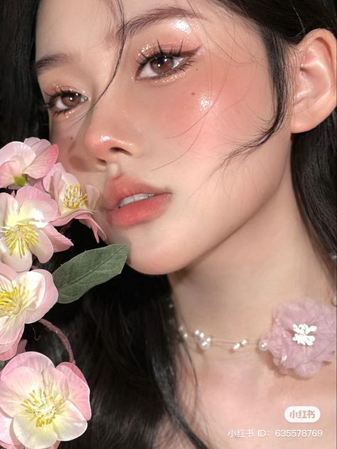 #aesthetic #makeup #cbeauty #chinesemakeup #douyin #beauty #fashion #makeupideas #manhua #manhualashes #chinese Douyin Beauty, Chinese Makeup, Bold Lip Color, Makeup Hacks Tutorials, Eyes Lips Face, Cruelty Free Makeup, Asian Makeup, Perfect Makeup, Everyday Makeup