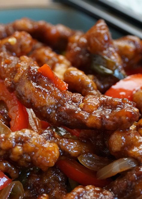 Crispy Beef Chinese, Chilli Beef Recipe, Chinese Beef Recipes, Crispy Chilli Beef, Beef Stir Fry Recipes, Homemade Chinese Food, Beef Sauce, Crispy Beef, Beef Steak Recipes