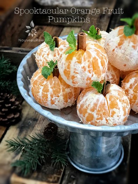 Spooktacular Orange Fruit Pumpkins displayed on a silver tray for Halloween Clementine Pumpkins, Holiday Fruit, Vegetable Platter, Halloween Party Snacks, Healthy Holiday Recipes, Halloween Treats Easy, Healthy Halloween, Party Food Platters, Fall Fruits