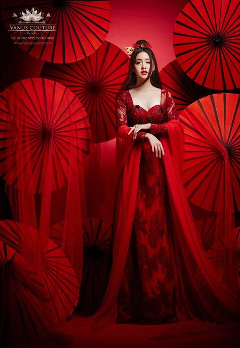 Chinese Fashion Photography, Chinese Photoshoot Ideas, Red Photoshoot Aesthetic, Red Photoshoot Ideas, Chinese Couture, Chinese Photoshoot, Red Chinese Wedding, Chinese Photography, Red Chinese Dress