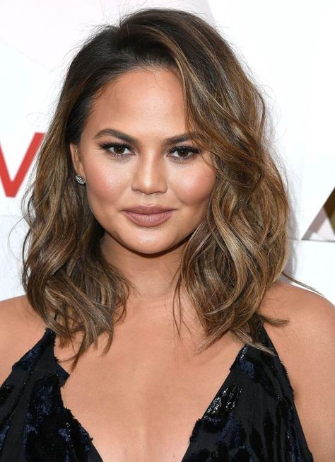 Chrissy Teigen Hair, Hair Chop, Selena Gomez Short Hair, Short Fluffy Hair, Chestnut Brown Hair, Long Face Shapes, Hair 2022, Unruly Hair, Caramel Hair