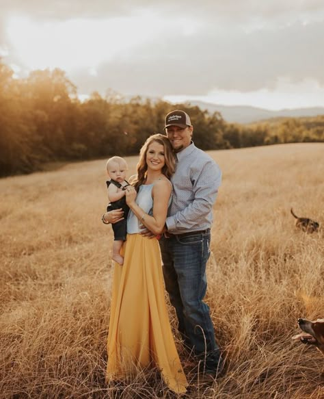 Western Newborn Family Pictures, Western Mommy And Me Photos, Western Family Photo Outfits, Western Fall Family Pictures, Western Family Pictures Outfits, Card Outfit, Country Family Photos, Western Family Photos, Farm Family Pictures