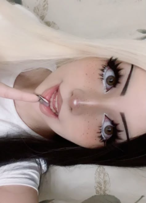 E Girl Eye Makeup, Egirl Makeup Hooded Eyes, Egirl Nose Contour, Egirls Makeup, Goth Baddie Makeup, Emo Baddie Makeup, Fem Makeup, Egirl Eyeliner, Eyes Rolled Back