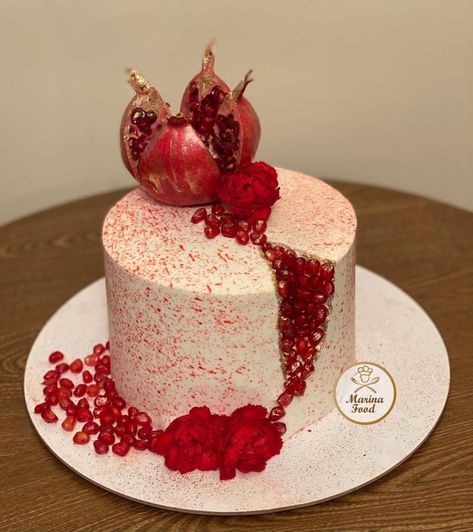 Yalda Night Cake Ideas, Yalda Cake Ideas, Cake Yalda, Pomegranate Cake Design, Cake With Pomegranate Design, Yalda Cake, Chocolate Cake With Pomegranate, Wedding Cake Pomegranate, Watermelon Cupcakes Recipe