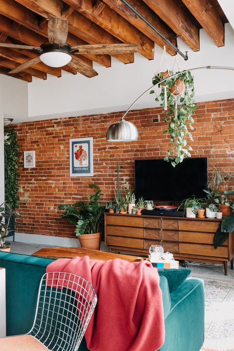 Brick Decor Indoor, Interior Red Brick Wall, Exposed Brick Bedroom Ideas, Brick Living Room Ideas, Indoor Brick Wall, Exposed Brick Walls Living Room, Brick Wall Interior, Philadelphia Apartment, Brick Wall Living Room