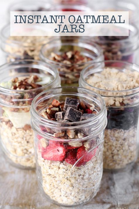 How To Make Instant Oatmeal Jars: One Recipe, Multiple Possibilities. 1 jar, 5-minutes prep and breakfast is ready for the week! via @Simply Sissom Mason Jar Oatmeal, Instant Oatmeal Recipes, Oatmeal Jars, Breakfast For One, Mason Jar Breakfast, Oatmeal In A Jar, Breakfast In A Jar, Oat Recipes Healthy, Medicine Tips