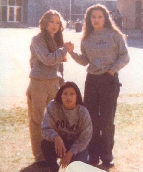 Veteranas And Rucas on Instagram: “Back to school throwback! Pocas Locas crew originally from Redwood City, later some of them moved to LA. This one is La Casper, Puppet, and…” Takuache Girl Outfits For School, 90s Chicana, 90s Hispanic Aesthetic, Chola Outfit, Chicana Style Outfits, Takuache Girl Outfits, Chicano Culture, 2000s Photoshoot, Gangsta Girl Style