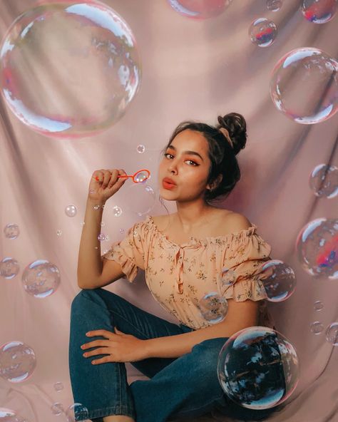 Bubble Self Portrait, Bubble Portrait, Bubbles Photoshoot, Bubble Photoshoot, Pastel Photoshoot, Baddie Goals, Creative Studio Photography, Self Photoshoot, Bubble Photo