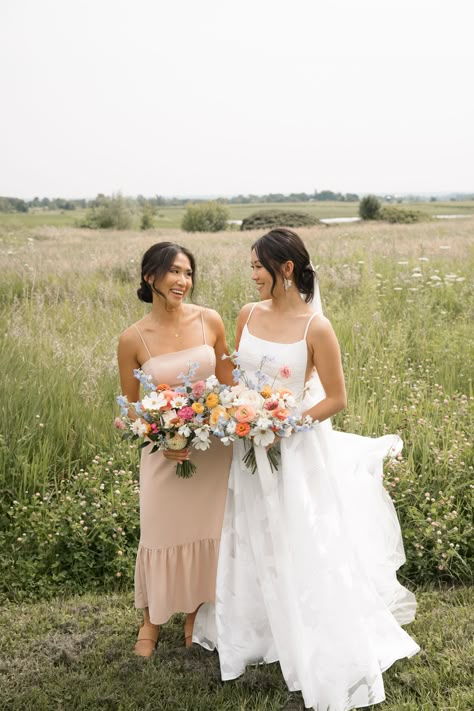 March Bride Bouquet, Neutral Bridesmaid Dresses Colorful Flowers, Bridesmaids Floral, Bridal Bouquet Styles, Wildflower Wedding Theme, Bridesmaids Spring, Sunrise Wedding, Bridesmaid Bouquet White, Neutral Bridesmaid Dresses