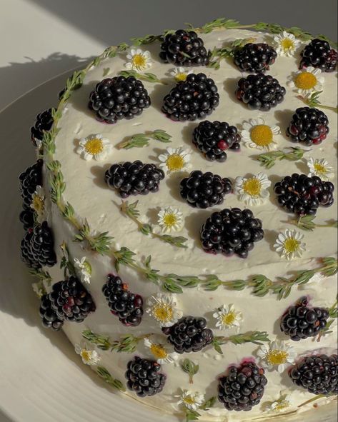 Garden Party Desserts, Picnic Birthday Cake, Cake With Real Flowers, Types Of Parties, Pastel Cupcakes, Summer Cakes, Pretty Dessert, Cute Baking, Think Food