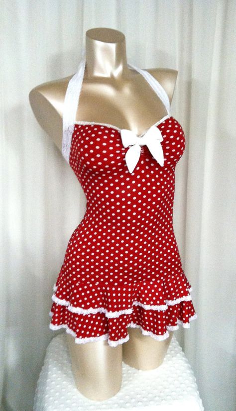 So cute! Would be a great swimsuit. Polka Dot Bathing Suit, Polka Dot Mini Dress, Fest Outfits, Look Retro, Vintage Swimwear, Vintage Swimsuits, Retro Mode, Rockabilly Fashion, Cute Swimsuits