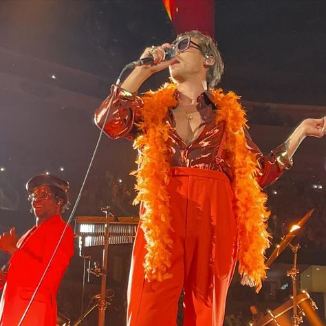 Harry Styles Outfit, Harry Styles Concert, Harry Styles Pictures, Harry Styles Photos, Mr Style, Harry Styles Love On Tour, Treat People With Kindness, Oui Oui, Harry Edward Styles